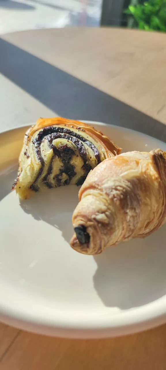 Круассаны и улитки с маком
